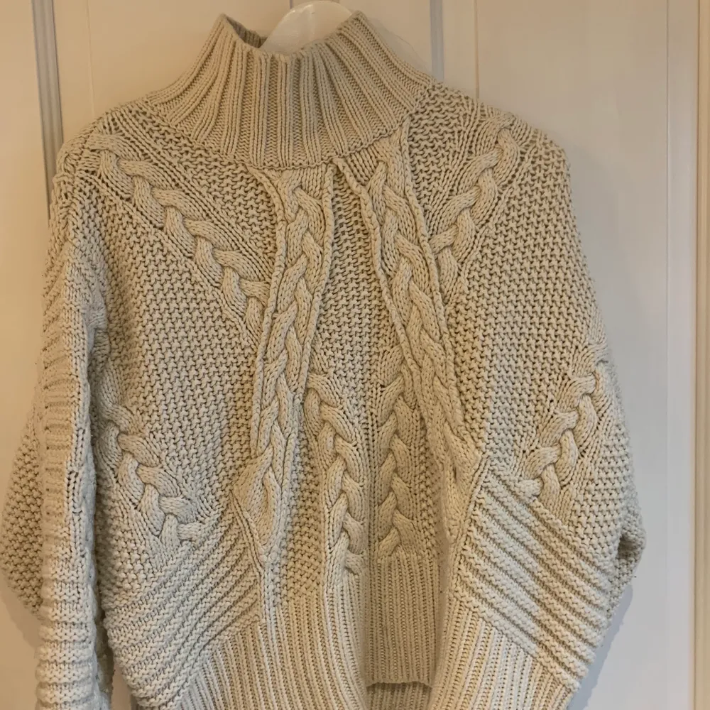 Jättemysig kräm vit stickad tröja från Zara i storlek small☺️   Super fin nu till vintern:) Tröjan kan både hämtas i Göteborg eller fraktas🤗. Stickat.