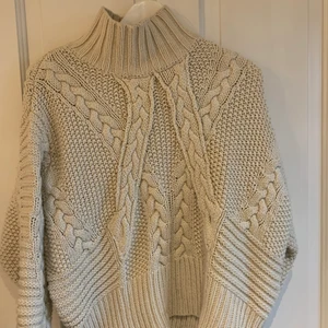 Stickad tröja från Zara - Jättemysig kräm vit stickad tröja från Zara i storlek small☺️   Super fin nu till vintern:) Tröjan kan både hämtas i Göteborg eller fraktas🤗