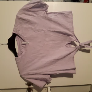 Crop top, lila - En crop top från Lager157, färgad mjukt lila. Säljer av den då den är alldeles för liten. Använd bara ett par gånger, bra skick. 