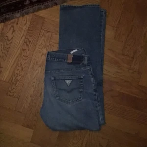 Guess jeans - Ett hål i vänstra knät. 