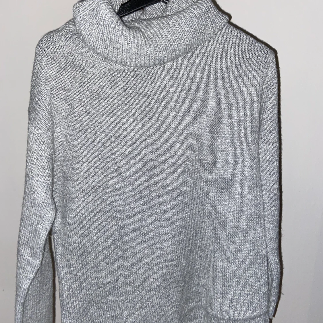 Grå stickad tröja