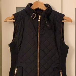 Väst från Zara - Väst från Zara, aldrig använd. Frakt ingår i priset 