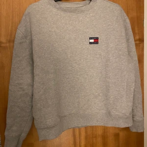 Tommy Hilfiger sweatshirt - I princip nyskick, använd fåtal gånger! Säljer då jag inte får användning av den! Storlek M, Köparen betalar frakt