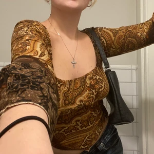 Supersöt blus! - Jättejättesöt blus köpt second hand!! Liten söm under brösten som får den att sitta jättefint! Jag är en storlek S/m BUDGIVNING JUST NU LIGGER TOPPBUDET PÅ 200, BUDGIVNING AVSLUTAS PÅ ONSDAG