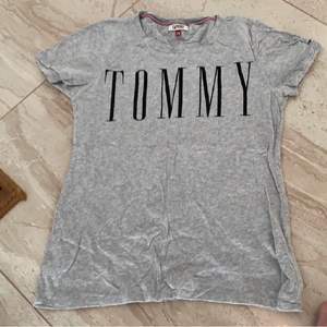 Super fin Tommy hilfiger tröja , använd men i fint skick & används ej längre ❤️❤️ storlek XS! Min mamma säljer även samma ifall man råkat komma åt samma innan 