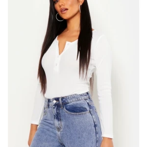 Vit boohoo topp - (Bild från hemsidan)Helt oanvänd tröja från Boohoo som jag inte kan använda då den är för liten. Självklart finns prislappen kvar 😊