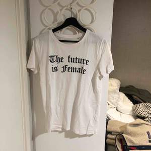 T-short från en liten nätbutik. ”The future is Female”