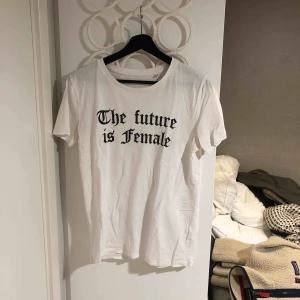 - T-short från en liten nätbutik. ”The future is Female”