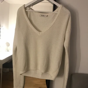 NA-KD stickad tröja xs - Jättefin stickad tröja med en vringad modell