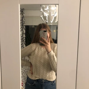 Stockad tröja - Fin stickad tröja från HM, nypris 149kr. Den är i nyskick. Köparen står för eventuell fraktkostnad 🥰