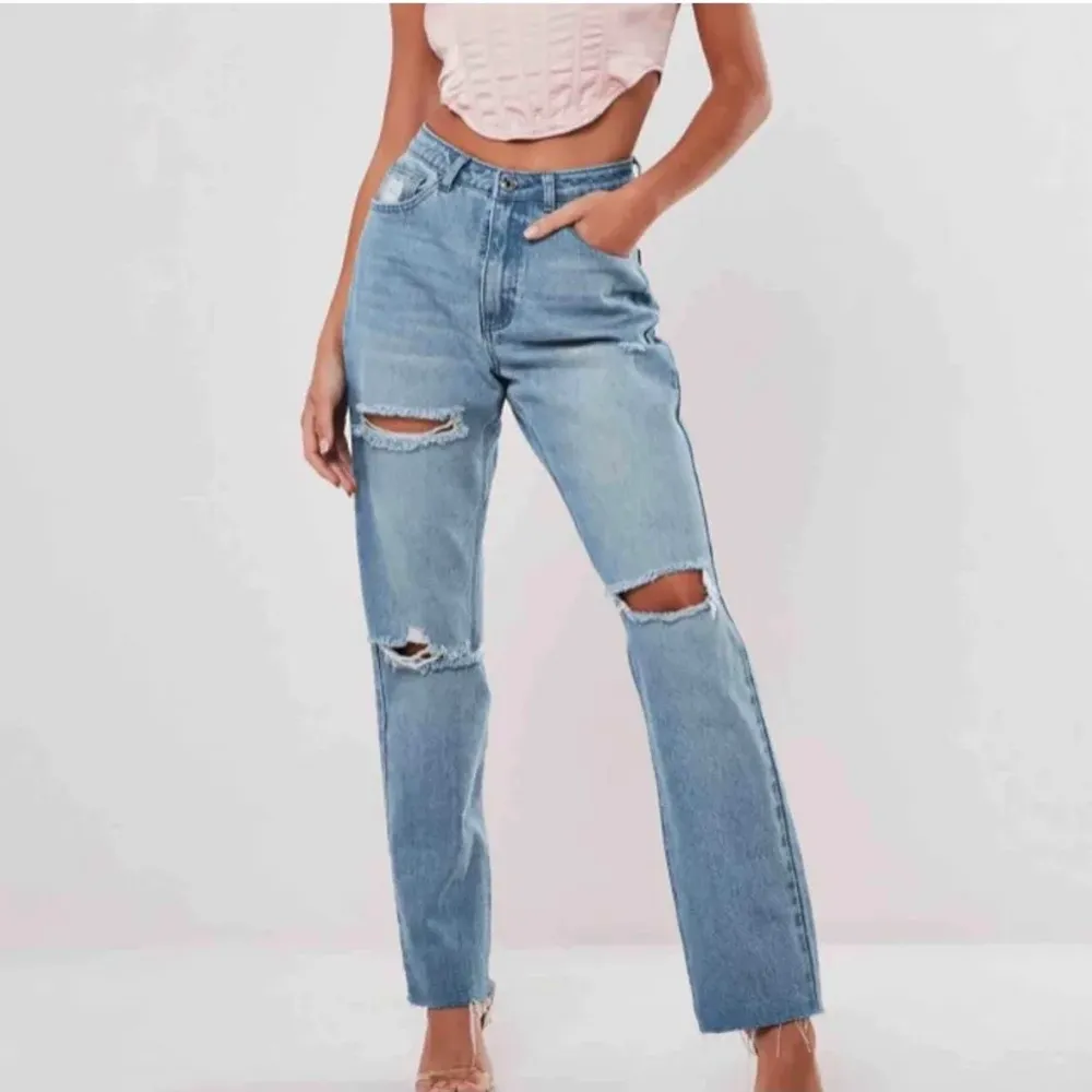 Säljer dessa jeans från missguided i storlek 36. Säljer pågrund av att dom är förstora för mig och är därför endast provade. köparen står för frakt.💕. Jeans & Byxor.