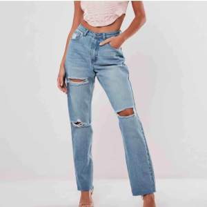 Säljer dessa jeans från missguided i storlek 36. Säljer pågrund av att dom är förstora för mig och är därför endast provade. köparen står för frakt.💕