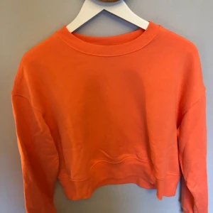 Tröja Monki  - Fin, knappt använd tröja från Monki. storlek S. Lite kortare modell. Ka mötas i Stockholm eller skicka, mot betalad frakt, ☺️