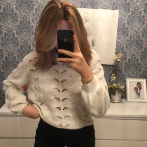 Vit stickad - Jättecool vit stickad tröja med hål. Den har varit mycket omtyckt eftersom den passar till allt. I nyskick