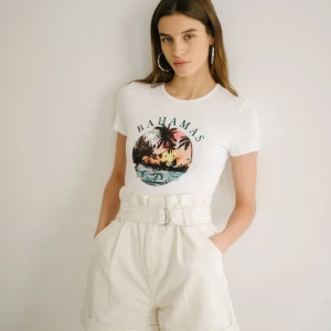 Bershka top - Helt oanvänd! Säljer då det inte var min stil och aldrig kom till användning helt enkelt. Jag har vanligtvis small men medium satt som på bilden ändå. Köpt i Spanien. 