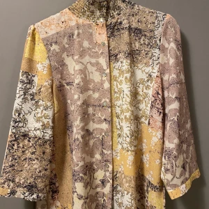 Mönstrad blus/skjorta - Säljer denna mönstrade blus/skjortan, den är mycket snygg öppen med t-shirt under som stängd. 