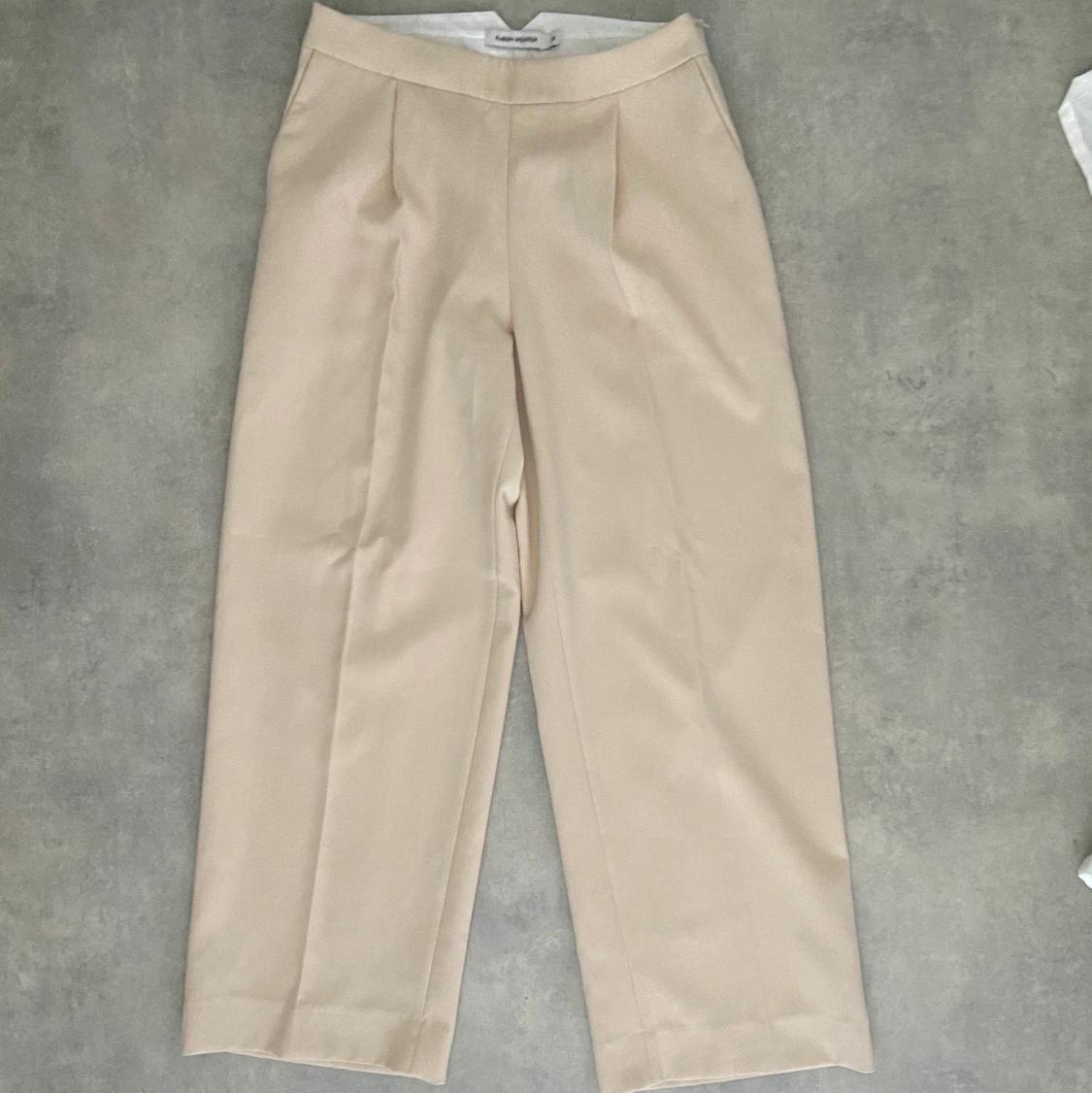 Beigea kostymbyxor - 90