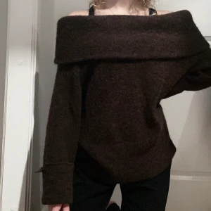 Brun off-shoulder stickad tröja från Carin Wester - Brun off-shoulder stickad tröja från Carin Wester storlek S. Ett off-shoulder tyg som kan användas som polo eller att ha nedanför axlarna. Inte alls nopprigt tyg och varm och tjock kvalite. Använd 1 gång. Nypris: 400