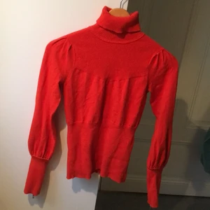 Röd polo - Underbar röd turtleneck, med muddar som gör att den får jättenajs fit!! Även najs detalj med dragkedjor baktill på ärmarna (se sista bilden). Storlek 34, dvs XS.