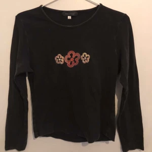 Tröja med motiv - En fin y2k tröja. Passar till det mesta. Buda i kommentarerna, budning avslutas 22/12 🥰