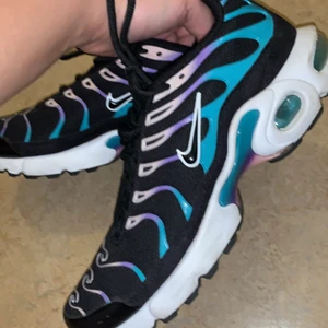 Nike air tn plus  - Jag har använt dem 2 gånger köpta för 1/5 är sen när dem var elimited. Nypriset är 1800kr. Storlek är 38,5 men jag har 38 så känns mer som det. Pruta inte snälla, frakt kan jag stå för beroende på vart den ska. Kan mötas i sthlm 