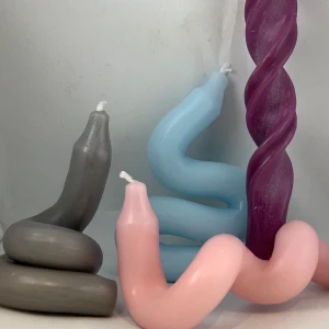 Ljus / candles - Säljer ljus i många olika formar och färger! Väldigt fina som dekoration och som present till jul kanske. Ett ljus kostar 15kr, kom gärna med bud om du vill köpa flera! ⭐️Färger som finns: vit, ljusblå, rosa. Har postat några tidigare och de gick ej sönder men ansvar inte för postens slarv! 💗 Dock kan du få nya för halva priset ifall de skulle gå sönder.. 💖