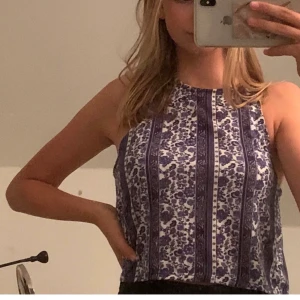 fin topp🤍 - blåvit mönstrad topp som knappt är andvänd, jätte fin