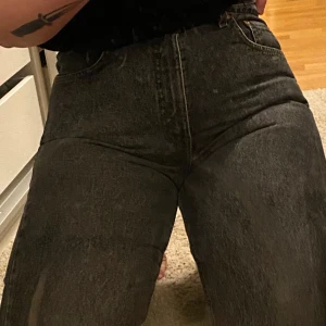 Gråa Levis jeans  - Dom är som i nyskick 