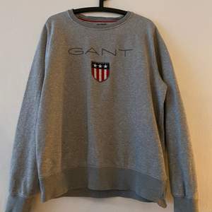Gant sweatshirt grå, stl XL men mer som en L. Bud från 100kr. Köparen står för frakten!📦