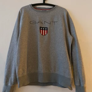 Gant sweatshirt grå  - Gant sweatshirt grå, stl XL men mer som en L. Bud från 100kr. Köparen står för frakten!📦