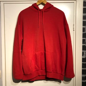 Röd Hoodie - Plain Röd hoodie. Helt ny, inga skador!  kan skicka eller mötas(beror på var) skriv PM för frågor bud osv.👽