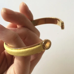  - Guldigt och gult Marc by Marc Jacobs köpt i Stockholm