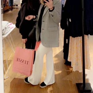 Vita kostymbyxor  - Vita kostymbyxor med sömn på framsidan och baksidan i mitten av benen. Bootcut som Formar benen jättesnyggt. Använd fåtal gånger. Storlek M men passar S med💕