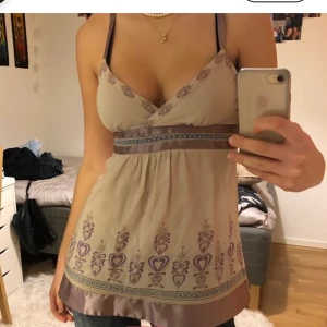 Så fint unikt linne - Säljer detta så snygga linne! Väldigt coolt och gulligt och passar till allt !🙏🏼😍 köparen står för frakten. Den har ett band man kan knyta till en rosett i ryggen 