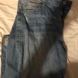 H&M mom jeans  - Mom jeans från H&M med stora hål i knäna. Hund och katt finns i hemmet. 
