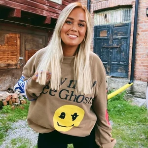 Intressekoll Kanye West tröja  - Säljer min Kanye West tröja i storlek XL. Bud börjar på 500kr och höjer med minst 20kr. Kom privat för fler bilder! 