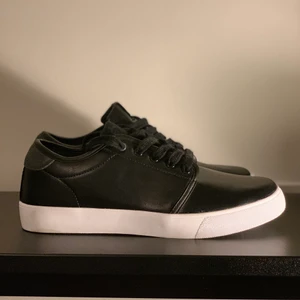 Svarta skor stl 40 - Säljer helt nya Cross sportswear skor, svarta i storlek 40. Fick de i present men tyvärr var de i fel storlek. Säljer de för 120, 100kr vid snabbäffar. 