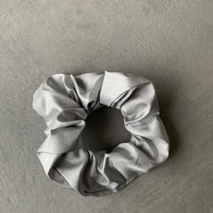Reflex scrunchies - Säljer scrunchies i reflextyg. Finns massa exemplar! Kontakta mig med vilken/vilka du vill ha och hur många.❤️ 15 kr per styck och 3 för 40.  Gjorda av återvunnet material