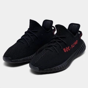 Yeezy 350 V2 Core black. Ny Version "Bred" - Yeezy boost 350 v2 "bred"  Färg: Core black. Storlek: 41 1/3 Skorna är helt nya i box (kvitto finns).  Frakt mot betalning.   Priset går att diskutera vid snabb affär. 3500 kr