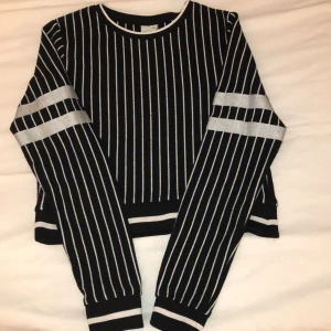 randig tröja m. detalj  - en skön randig tröja i storlek XS, ej använd för 99kr(ej inkl frakt) kontakta vid intresse eller vid ev. frågor 🥰