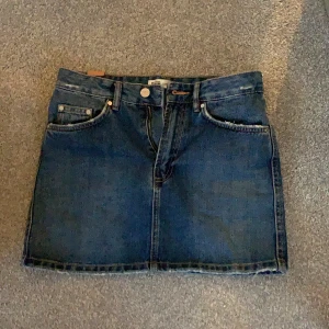 Jeanskjol - Blå jeanskjol från zara väldigt bra skick 