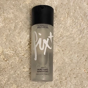 Ny Mac-prep+prime setting spray! 🤍 - Köpte denna och prövade en gång, men den funkade tyvärr inte bra med min texturerade hud så jag säljer den till första som vill köpa! 🖤 Köpt för 210kr och säljer för endast 100kr, den är 100ml och nästan helt full!