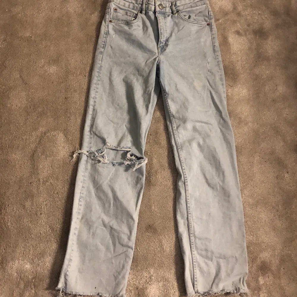 Skitsnygga raka jeans från H&M. Dom är i en stl 40 men passar mej perfekt som har 36 i vanliga fall. Använt få gånger🌸. Jeans & Byxor.