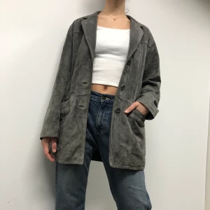 Grå mockajacka - Fin grå mockajacka! Personen på bilden är 170cm🥰