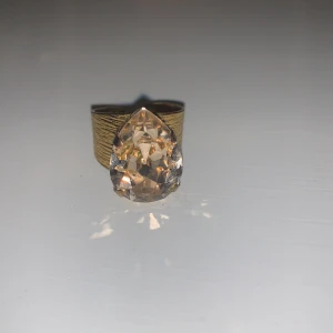  Caroline Svedbom ring  - Tjockare ring med stor champagne färgad Sten, ringen är i guld och är justerbar! 