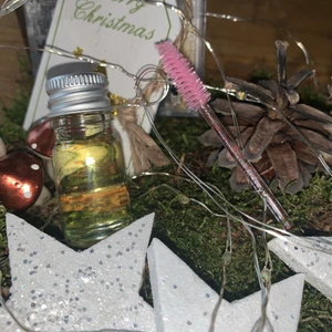 Naturligt serum för både kvinnor och män :) - Naturligt serum som passar både kvinnor och män!  -julklappstips- Hej!  Jag tillverkar ett serum som stärker ögonfransar, ögonbryn och skäggväxt genom att tillföra olika oljor och vitamin.  Serumet gör hårväxten längre och fylligare.    10 ml serum Borste  Instruktioner och ingredienser  65 kr  Levereras i presentpåse Ev frakt tillkommer med 25 kr  Swish betalning MvH Tova