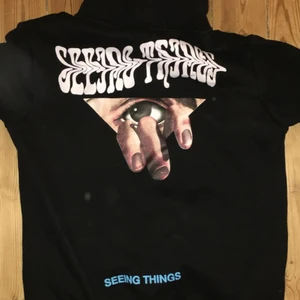 OFF WHITE HOODIE - Off white hoodie med coolt tryck. Står strl L men skulle säga att den är mindre