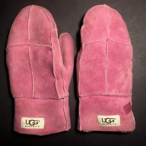 UGG - Jättesköna vantar, kostar 1600 nya. Liten rosa fyrkant efter klisterlapp, men syns inte när man viker ned dem.
