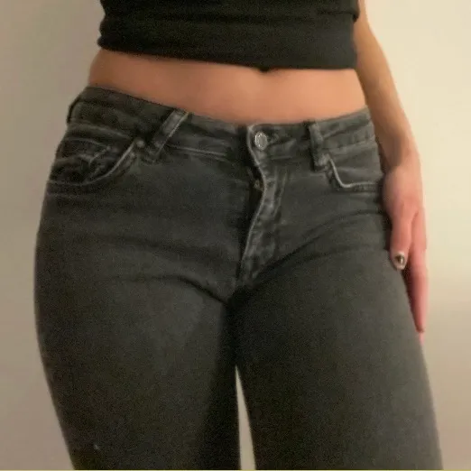 Lågmidjade jeans med hål i knäna i storleken 34 från ginatricot med hål i knäna 💕 85kr + frakten :). Jeans & Byxor.