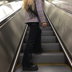 Kostymbyxor köpta secondhand, strl S - Svarta lågmidjade kostymbyxor köpta secondhand, jättesköna!!